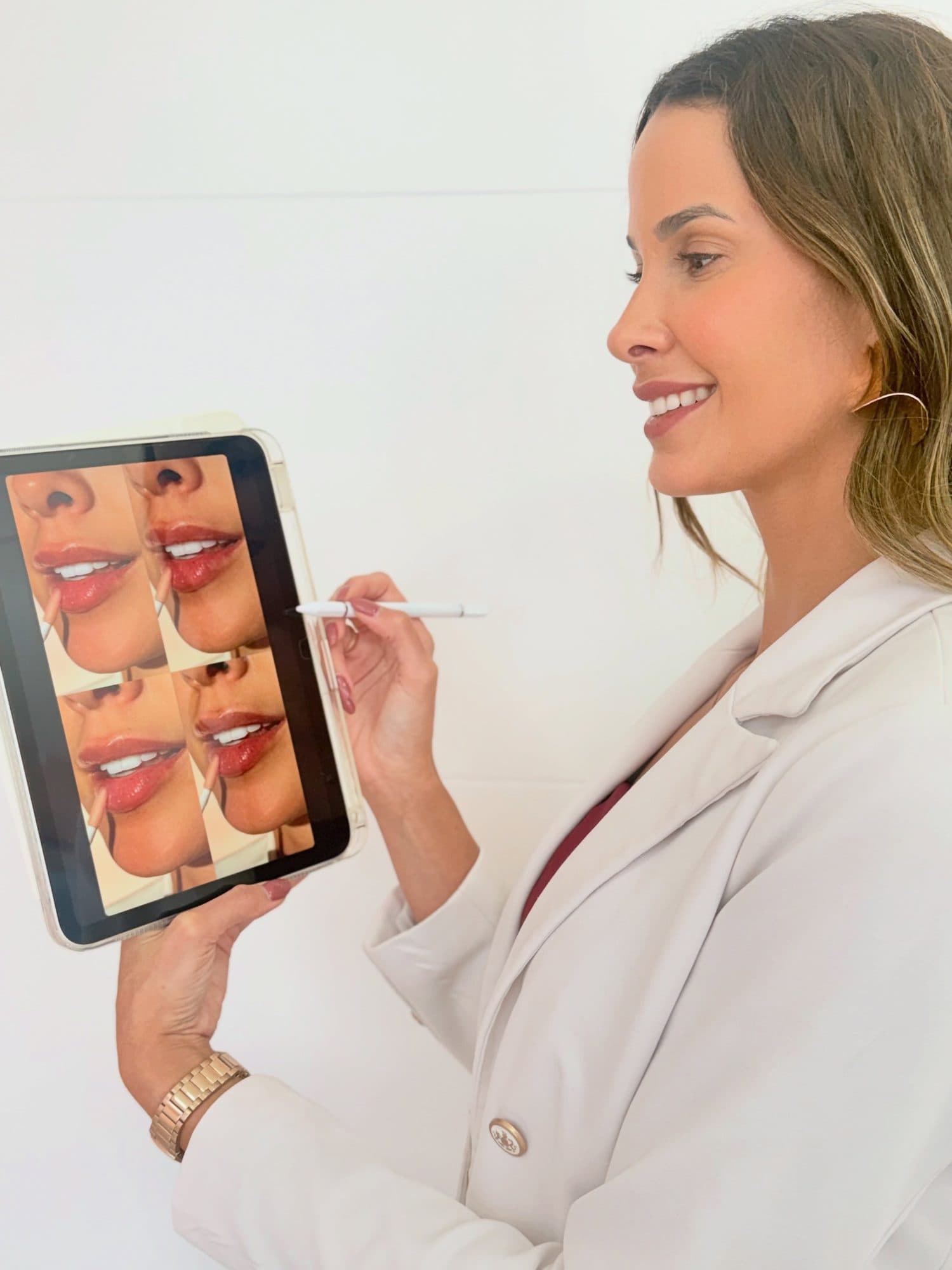 Dra. Gizele Cabral mostrando no tablet o planejamento de lábios de uma paciente